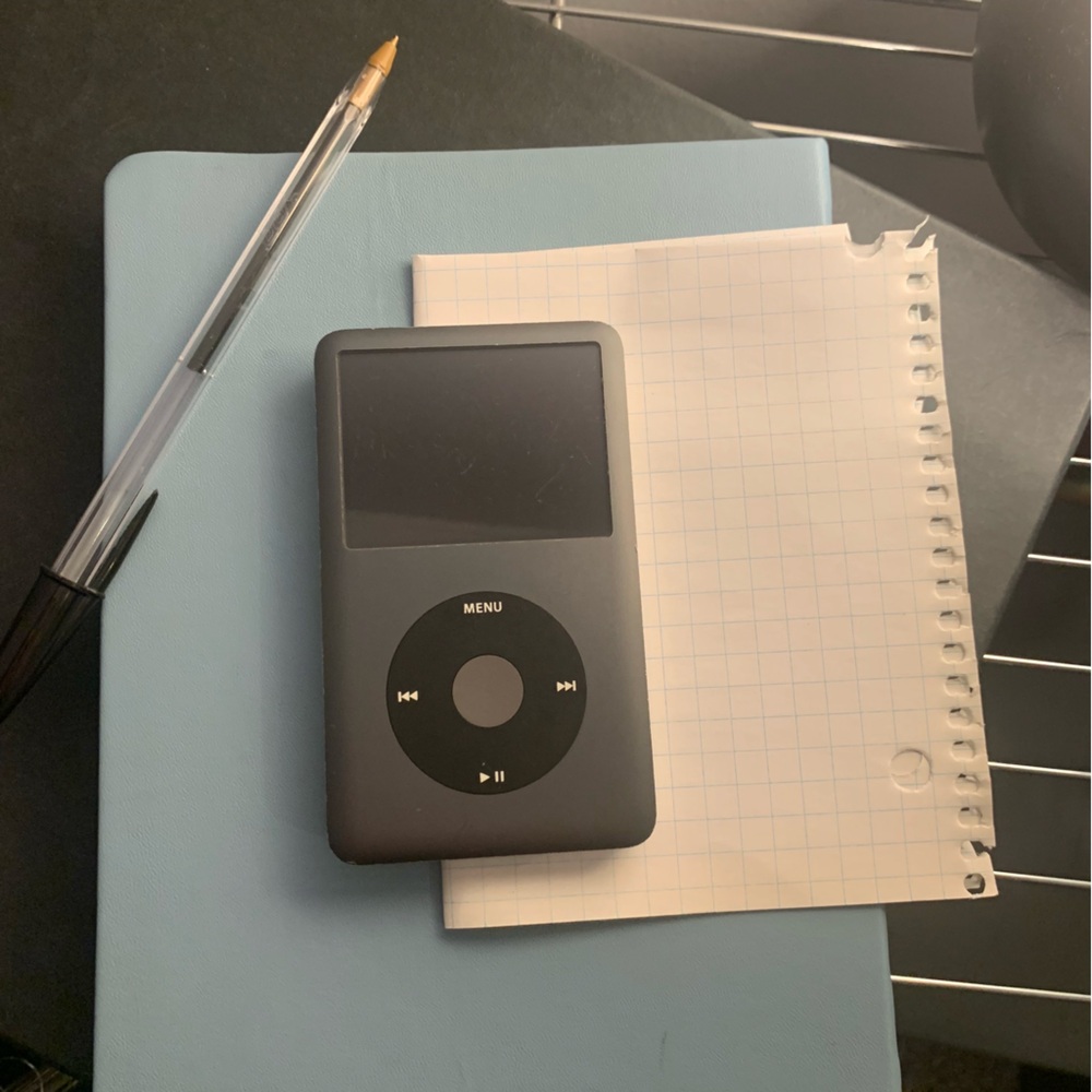 7th Gen IPod Classic, 160GB mint condition w/ cord